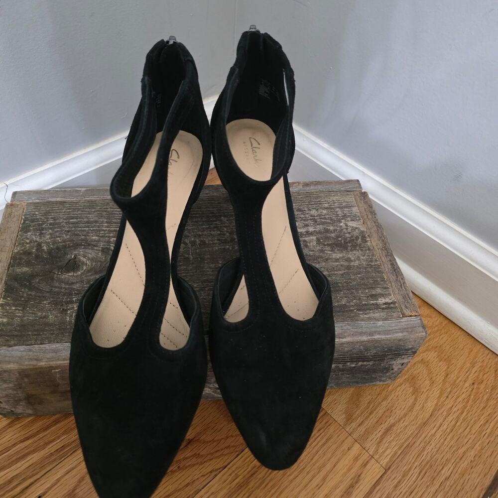 ​Clarks Artisan Black Suede T-Strap Pointed Toe Pumps Back Zip Heels Size 7.5